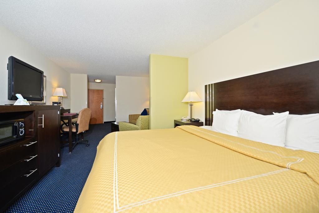 Comfort Suites Lancaster Amish Country Smoketown  Room photo