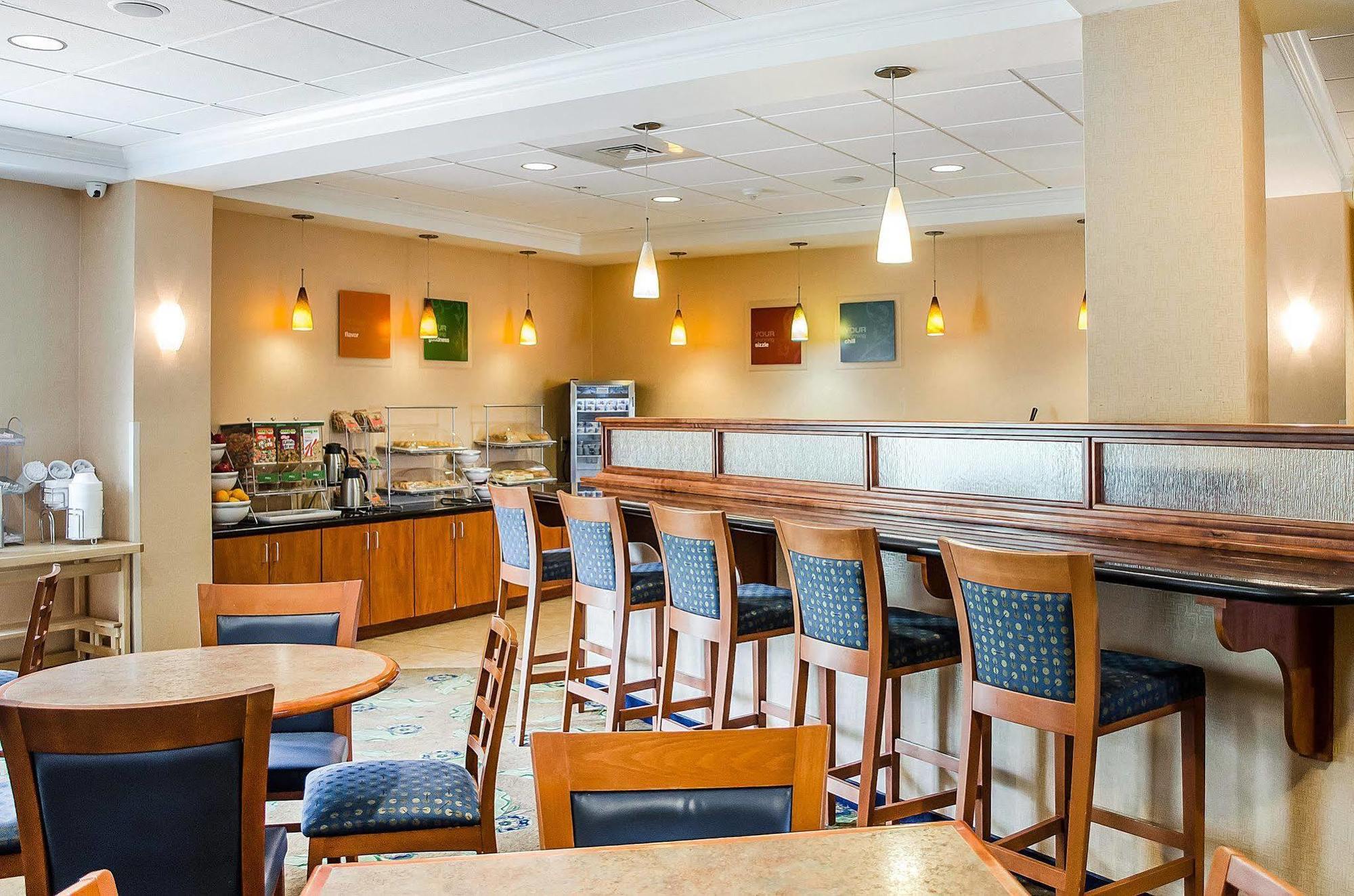 Comfort Suites Lancaster Amish Country Smoketown  Exterior photo